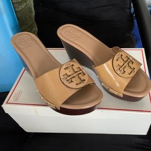 Tory Burch sand Patti Wedges, size 8 NEW